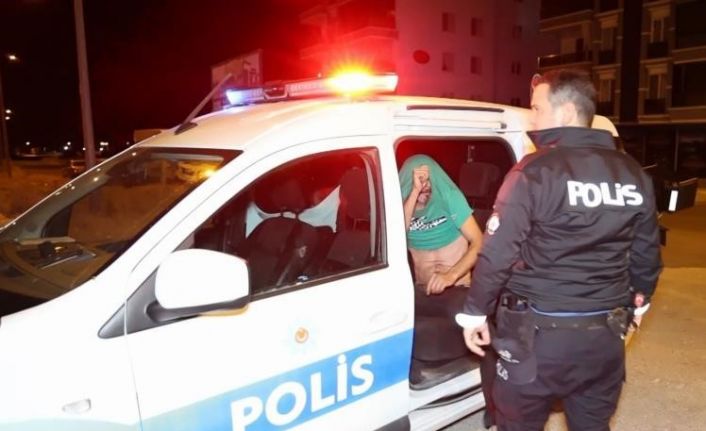 Üçüncü kez alkollü yakalandı, polis aracının arkasına saklandı