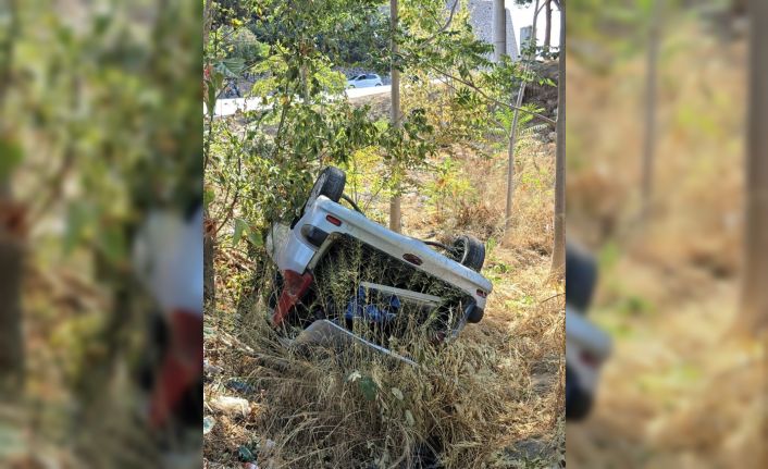 Uçuruma yuvarlanan otomobil sürücüsü yaralandı