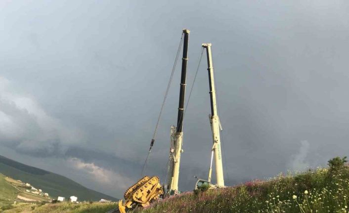 Uçuruma yuvarlanan TIR dorsesi ve dozer vinçle çıkartıldı