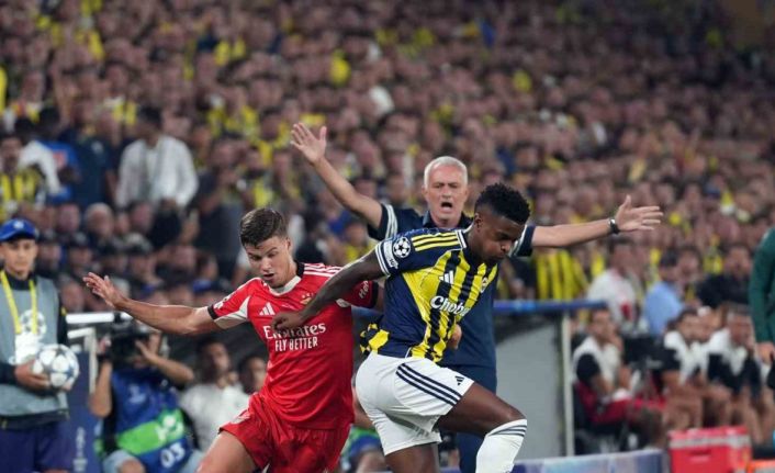 UEFA Şampiyonlar Ligi: Fenerbahçe: 0 - Benfica: 0 (İlk yarı)