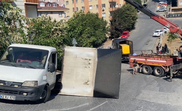 Ümraniye’de jeneratör yüklü kamyon kaza yaptı
