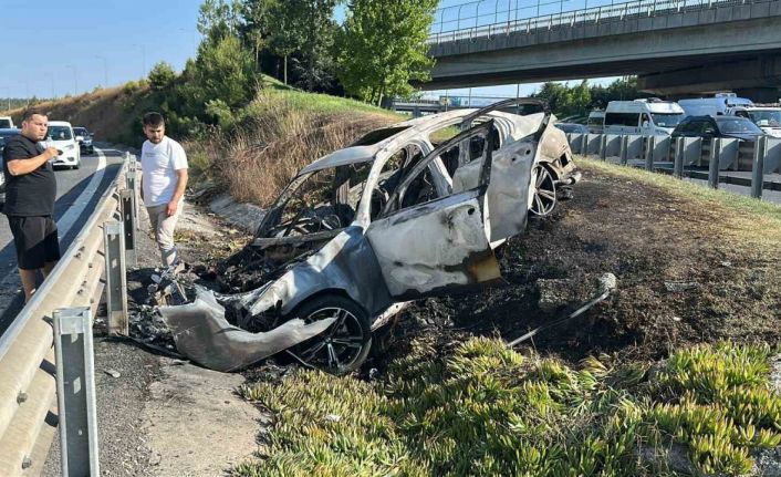 Ümraniye’de kontrolden çıkıp refüje giren otomobil alev alev yandı