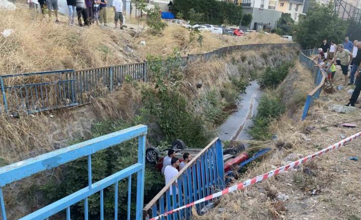 Ümraniye’de otomobiller çarpıştı, araçlardan biri dereye düştü