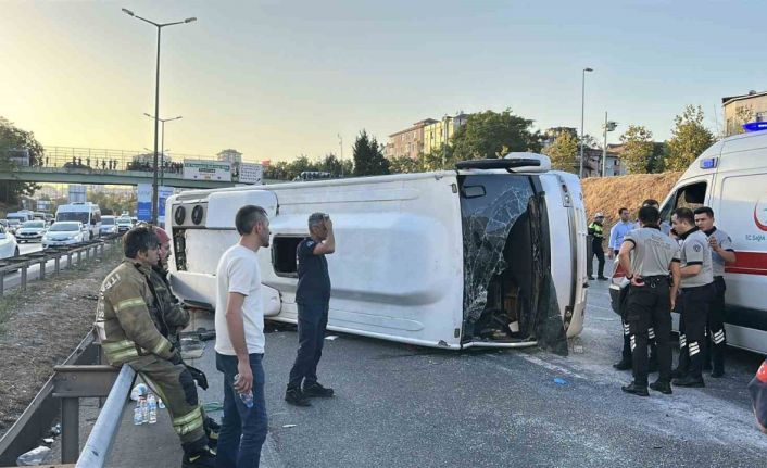 Ümraniye’de servis midibüsü devrildi: 8 yaralı