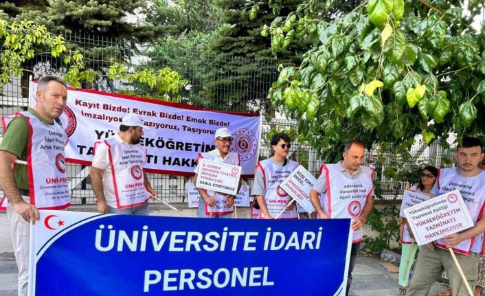 Üniversite idari personeli eylem yaptı