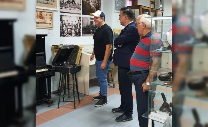 Ünlü oyuncu İlker Ayrık’tan Balıkesir Lisesi’ne ziyaret