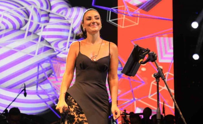 Ünlü sanatçı Sevcan Orhan Bitlislileri coşturdu