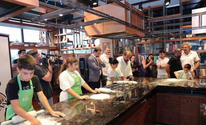 Ünlü Şef Mehmet Yalçınkaya ile minikler mutfağa ilk adımlarını attı