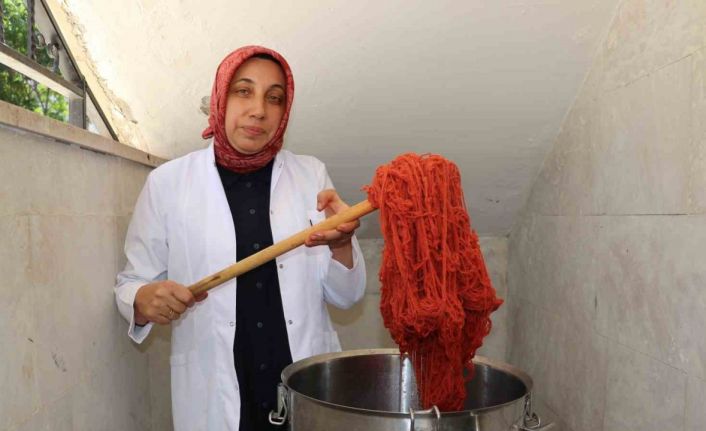 Unutulmaya yüz tutmuş boyamacılık geleneksel yöntemlerle yapılıyor, doğanın renkleri yeniden hayat buluyor