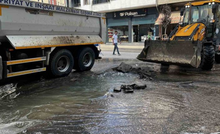 Ünye’de şebeke suyu borusu patladı