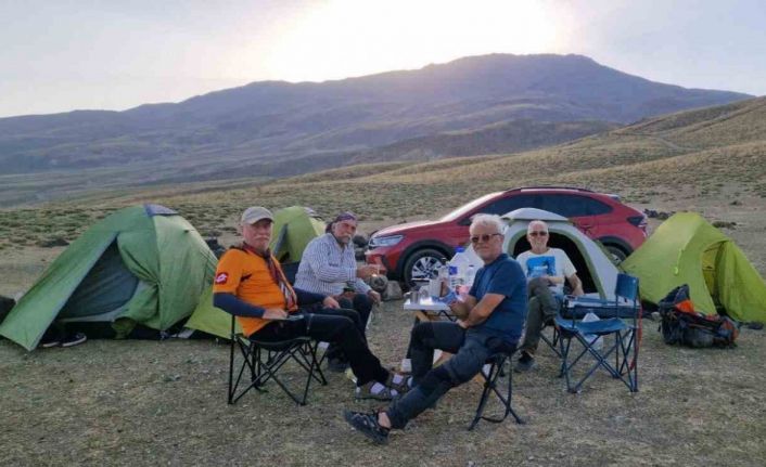 Uşaklı dağcılar, Malazgirt Zaferi anısına Süphan Dağı’na tırmandı