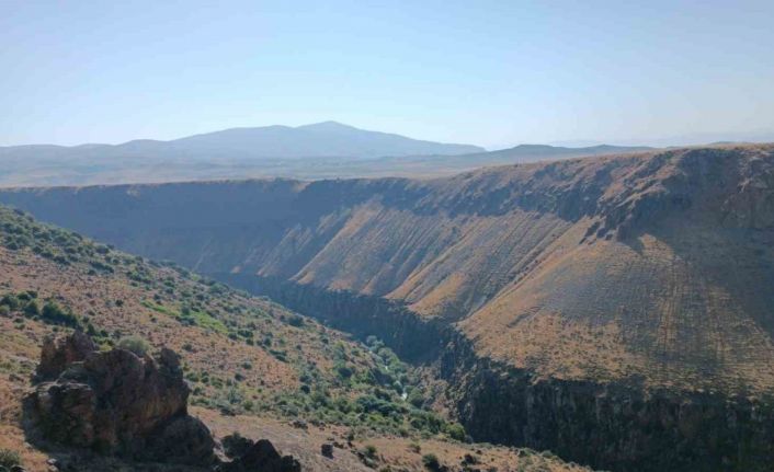 Usta fotoğrafçıdan hayran bıraktıran Erciş Deliçay kanyonu görüntüsü