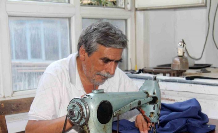 Ustasından aldığı antika dikiş makinesiyle 60 yıldır terzilik yapıyor