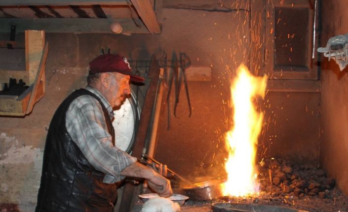 Ustasından öğrendiği mesleği yarım asırdır sürdürüyor