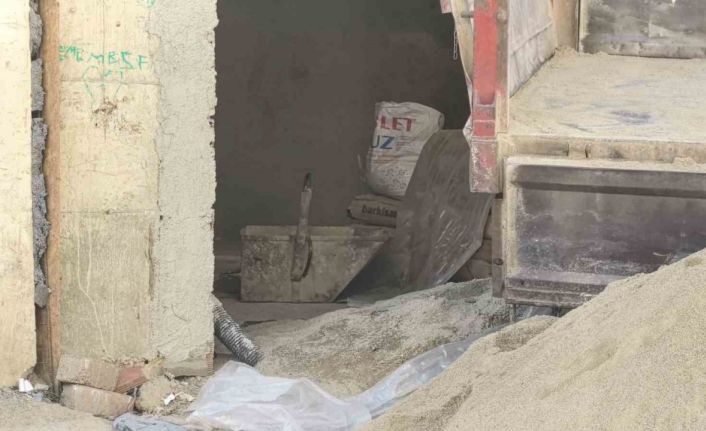 Üzerine kum dolu inşaat kovası düşen işçi ağır yaralandı