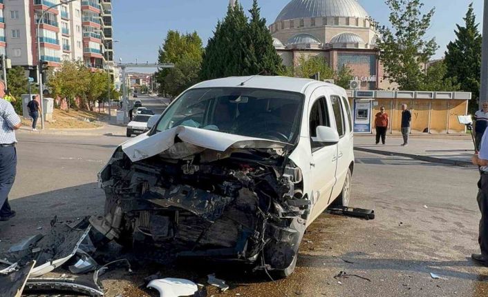 Vakaya giden sivil ekip aracı ile otomobil çarpıştı: 2’si polis 3 yaralı