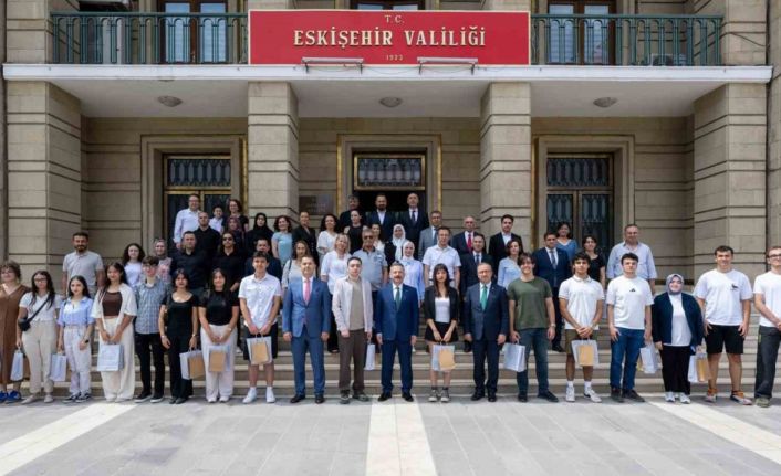 Vali Aksoy YKS’de derece yapan öğrencilerle buluştu