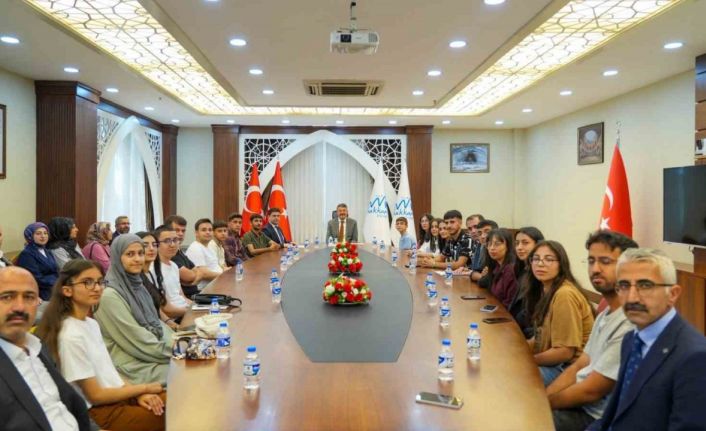 Vali Çelik başarılı öğrencileri kabul etti