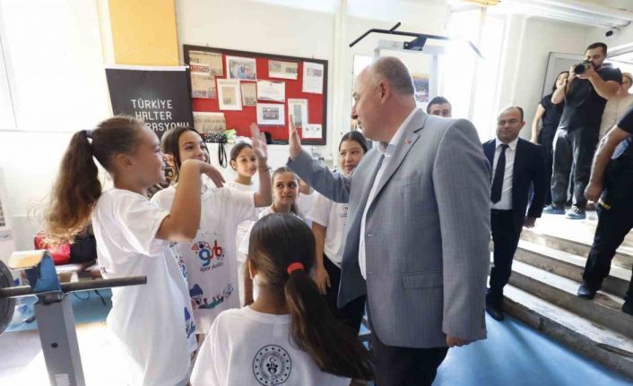 Vali Coşkun minik sporcuların heyecanına ortak oldu