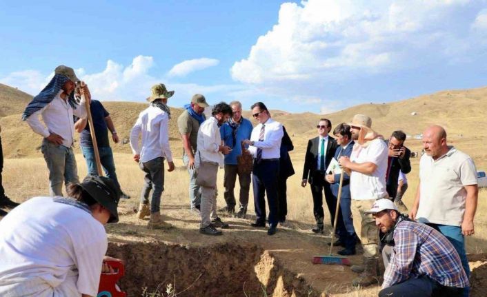 Vali Karakaya, Karçınbaşı kazı alanında incelemelerde bulundu