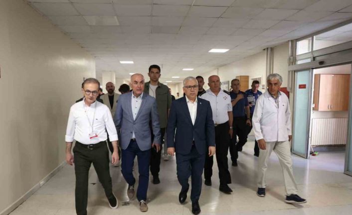 Vali Şimşek, minibüs kazasında yaralananları hastanede ziyaret etti