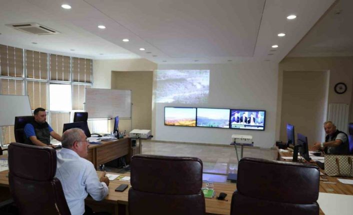 Vali Toraman, Gelibolu’da çıkan orman yangınını yangın yönetim merkezinden takip ediyor