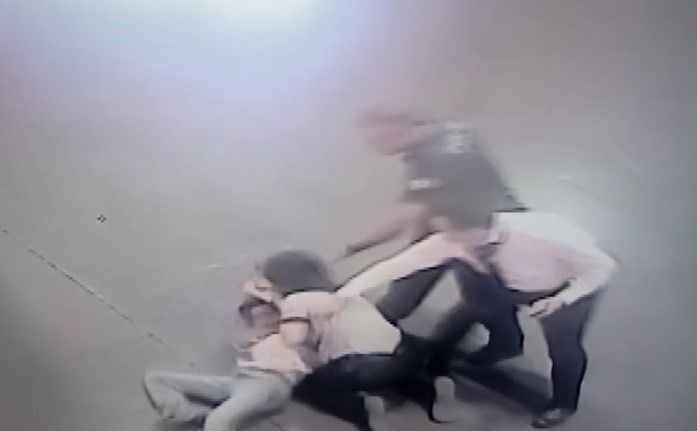 Valizinin kaybolduğunu iddia eden alkollü kadın terminali ayağa kaldırdı... O anlar kamerada