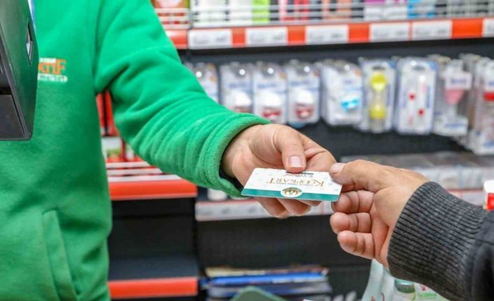 Van Büyükşehir Belediyesi bin 812 aileye sosyal kart dağıttı