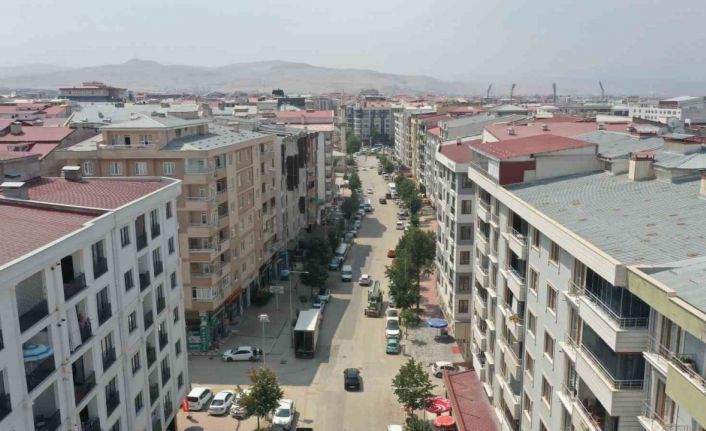Van Büyükşehir Belediyesi Suvaroğlu Caddesi’ni yeniliyor