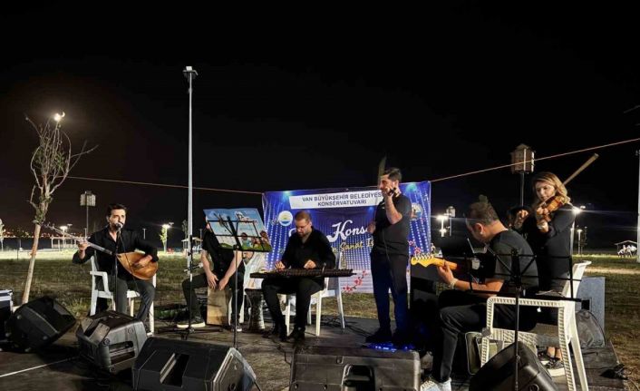 Van Büyükşehir Belediyesi’nin yaz konserlerine yoğun ilgi