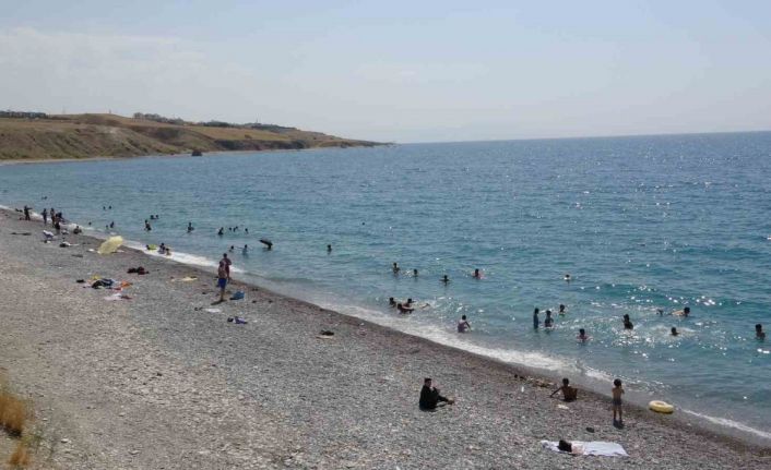 Van Gölü mavi bayraklı plajıyla tatilcilerin akınına uğradı