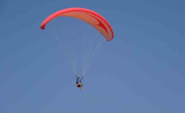 Van Gölü semalarında yamaç paraşütü heyecanı yaşandı