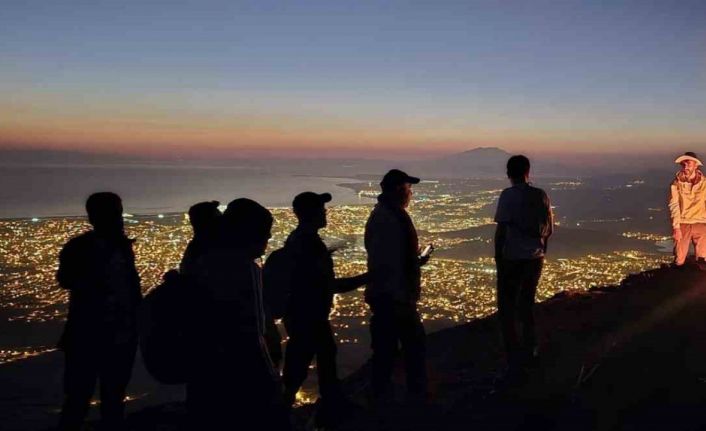 Van Gölü’ne dikkat çekmek için Erek Dağı’na tırmandılar