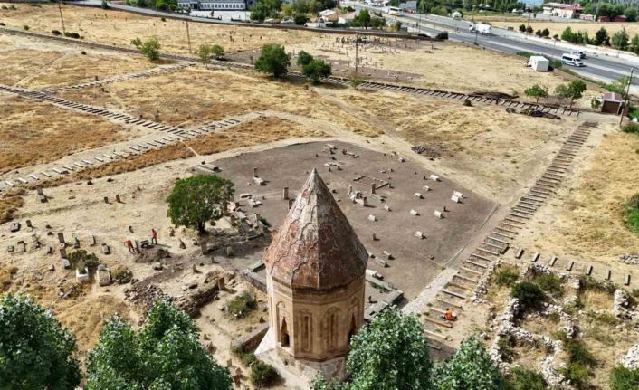 Van Valisi Balcı, Selçuklu Mezarlığı’ndaki çalışmaları inceledi