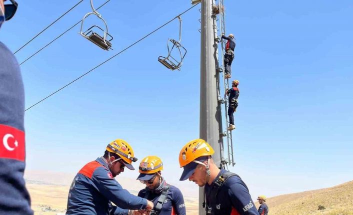 Van’da AFAD ekiplerine teleferik ve telesiyejden kurtarma eğitimi