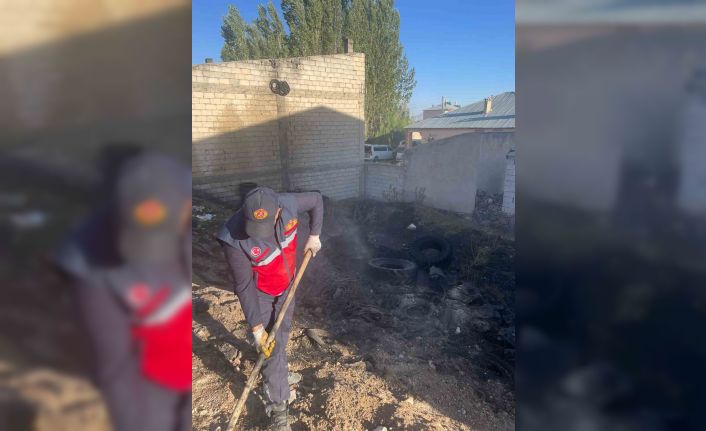 Van’da atık araç lastikleri yandı