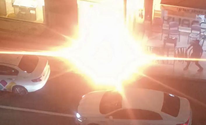 Van’da aydınlatma direğinin kabloları alev aldı