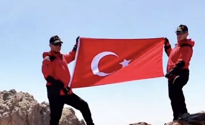 Van’da JAK ekipleri Erek Dağı zirvesinde Türk bayrağını dalgalandırdı