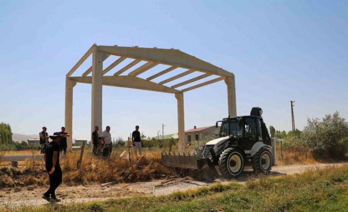 Van’da kamu alanlarını işgal eden yapıları kaldırıyor