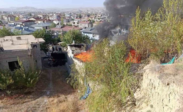 Van’da kömürlük alev alev yandı