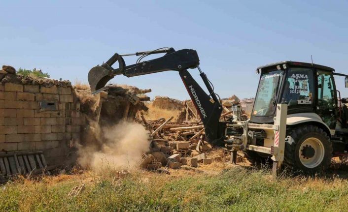 Van’da metruk yapı ve ahırların yıkımını sürüyor