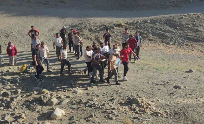 Van’da traktörün römorku devrildi: 8 yaralı