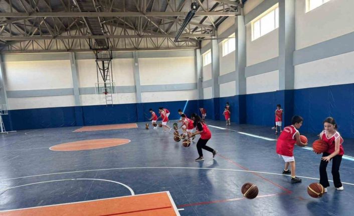 Vanlı minikler basketbol ile yaz tatillerini değerlendiriyor