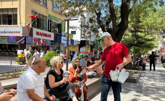 Vatandaşların yaptığı bağışlarla her gün saatlerce ücretsiz su dağıtıyor