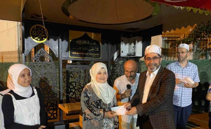 Vefa gecesinde Kur’an kursu öğrencileri ödüllerini aldı