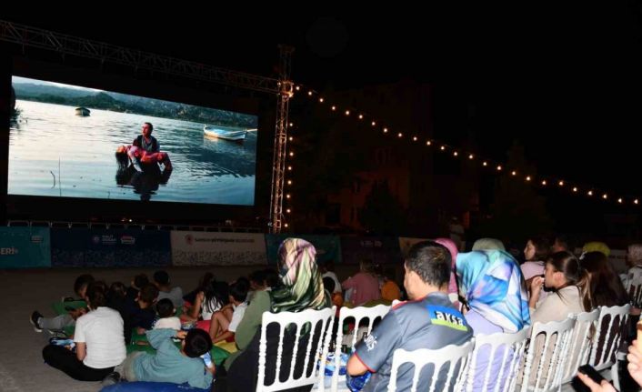 Vezirköprü’de açık hava sineması ile yaz akşamı keyfi