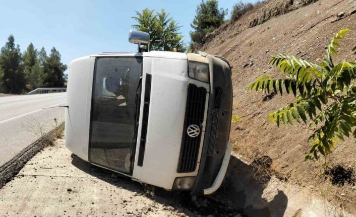 Viraja hızlı giren minibüs şarampole devrildi: 1 yaralı