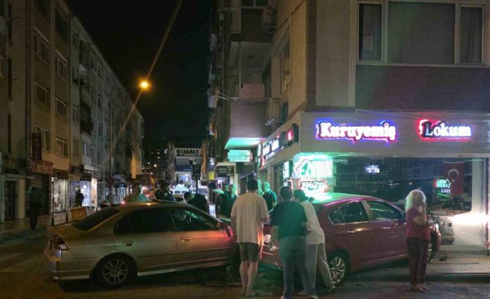 Yalova’da çarpışan iki otomobil kuruyemiş dükkanına girdi