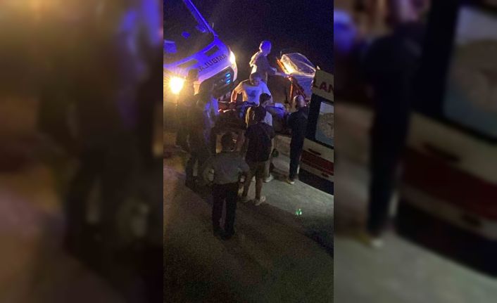 Yalova’da çöp kamyonu minibüsle çarpıştı: 2 yaralı