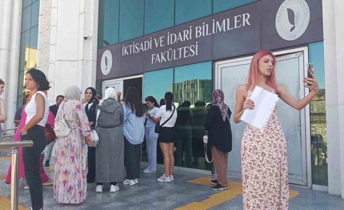 Yalova’da trafik kazası nedeniyle onlarca öğrenci AÖF sınavına geç kaldı